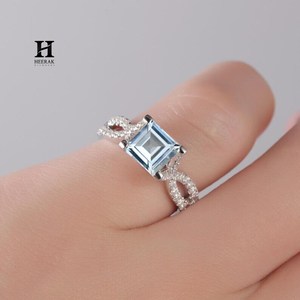 Anillo de Diamantes Azul Claro con Corte Princesa, Oro Blanco de 18K, Banda de Diamantes Trenzada, Joyería Fina para Cóctel - Product Image 4