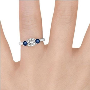 Anillo de Oro Sólido de 10K con Tres Diamantes Cultivados en Laboratorio, Corte Brillante Redondo, Certificado IGI, Joyería de Lujo para Compromiso de Mujer - Product Image 5