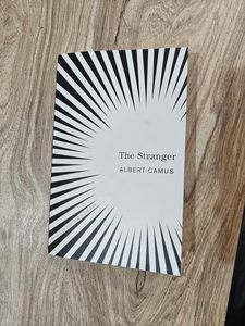 El extraño de Albert Camus, libro en inglés de bolsillo, novela de literatura clásica moderna - Product Image 5