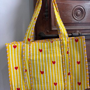 Grand sac fourre-tout en coton jaune matelassé fait main, imprimé rayures cœur, grande capacité, pour les voyages et le travail - Product Image 6