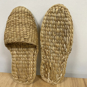 รองเท้าแตะผู้หญิงทำมือจากผักตบชวาแบบดั้งเดิมของเวียดนาม / รองเท้าแตะสานจากฟางธรรมชาติประดับพู่ห้อยสำหรับฤดูร้อน เหมาะสำหรับโรงแรม บ้านพัก และรีสอร์ท - Product Image 1