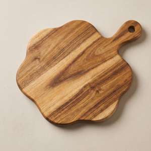 Planche à découper artisanale en bois d'acacia massif, forme naturelle, avec trou de suspension, grain naturel, pour légumes - Product Image 1