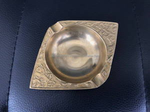 Cenicero Cuadrado de Latón, Diseño Vintage, Artículo Decorativo para el Hogar y Escritorio – Compacto para Cigarrillos, Ideal para Viajes y Uso en Exteriores - Product Image 1