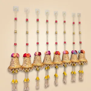 Décoration murale en perles dorées avec fleurs artificielles et clochettes pour la décoration de la porte de la maison pour Diwali - Product Image 1