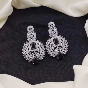 Boucles d'oreilles en zircon plaqué argent avec pierres bleues, design floral classique, parfaits pour les mariages et les ensembles de bijoux de mariage pour femmes - Product Image 5