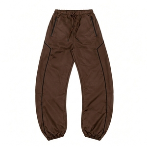 ชุดวอร์มไนลอนพิมพ์ลายตามสั่งสำหรับทุกเพศ พร้อมดีไซน์เสื้อแจ็คเก็ตและกางเกงจ็อกเกอร์แบบมีแถบตกแต่ง สไตล์สตรีทแวร์ น้ำหนักเบา ระบายอากาศได้ดี จากผู้ผลิต - Product Image 3