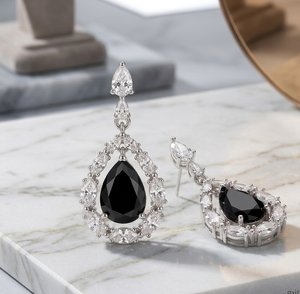 ต่างหูทรงหยดน้ำสีดำออนิกซ์ ยาว 5 นิ้ว รูปทรงลูกแพร์ ประดับเพชร CZ เงินแท้ 925 ชุบทอง 18K - Product Image 1