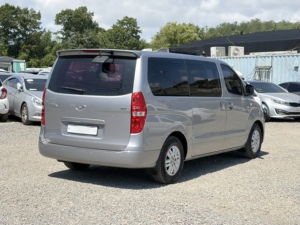 Starex H-1 2016 Usada, Minivan de Gasolina con Volante a la Izquierda, Automática, 11 Asientos, Plateada, Auto de Segunda Mano, Vehículo Coreano Usado - Product Image 2