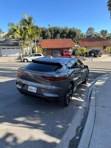 Jaguar I-Pace First Edition AWD 2024 d'occasion, 250-300 ch, double moteur, véhicule électrique, très bien équipé, rouge Photon, intérieur cuir gauche, automatique, transmission intégrale - Product Image 6