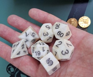 Juego de Dados de Hueso Estilo Antiguo con Acabado Desgastado, Números Distintivos, Cubos de Juego de Mesa Hechos a Mano - Product Image 4