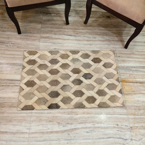 Tapis hexagonal en cuir de vachette, motif géométrique noir et blanc naturel, tapis de sol en cuir, accent décoratif pour la maison - Product Image 1