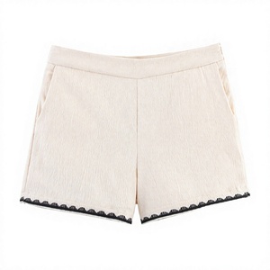 Shorts décontractés mi-taille en crêpe tissé beige avec bordure en dentelle pour femme - Product Image 6