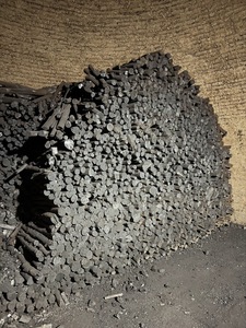 Charbon de bois noir en morceaux de bois dur de qualité supérieure pour barbecue, haute chaleur, longue durée de combustion, faible teneur en cendres, bois naturel, approvisionnement en vrac - Product Image 4