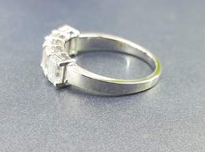 Anillo de boda de moissanita con corte esmeralda, unisex, de plata 925 original, ideal como regalo para pareja en bodas y fiestas. - Product Image 4