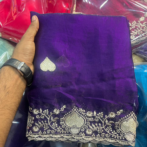 Sari de organza de seda morado real con bordado pesado de zari plateado y diseño de corazón - Sari indio de diseñador para fiestas - Product Image 1