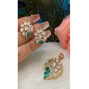 Ensemble collier et boucles d'oreilles en pierres de qualité supérieure, finition or radiant, pour les soirées, collection pour femmes - Product Image 2