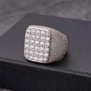 Anillo de lujo de plata 925 con diamante cultivado en laboratorio, de corte cuadrado redondeado, para compradores mayoristas de joyería premium. - Product Image 1
