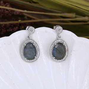 ต่างหูเงินแท้ 925 ประดับด้วยลาบราดอไรต์ธรรมชาติและเพชร CZ รูปวงรี - Product Image 4