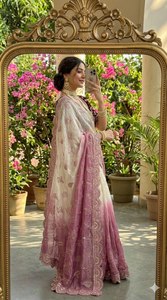 Sari indio de estilo Bollywood de puro chiffon de seda con borde de encaje bordado y blusa, sari para fiesta. - Product Image 2
