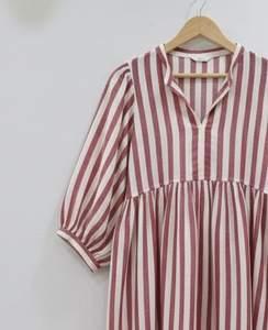 Robe tunique mi-longue en coton indien faite à la main pour femmes |   Tenue de bureau formelle écologique respirante à coupe trapèze avec imprimé floral dessiné à la main - Product Image 2