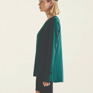 Camiseta de manga larga premium con detalles minimalistas y tela suave que ofrece un look moderno, adecuada tanto para el trabajo como para el fin de semana. - Product Image 3