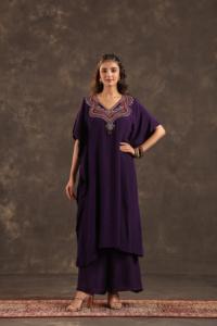 Top Largo con Adornos y Pantalón con Volantes en Color Violeta - Product Image 2