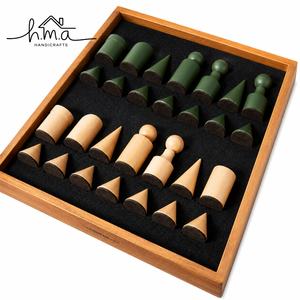 Jeu d'échecs en bois beige naturel et vert forêt avec pièces coniques cylindriques, plateau de rangement carré, décoration de jeu de stratégie moderne - Product Image 1