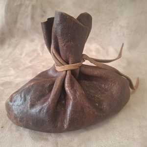 Pochette à monnaie en cuir viking naturel fait main, sac en cuir médiéval à cordon de serrage par Curio Craft - Product Image 1