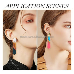 Pendientes de resina de madera minimalistas chapados en oro Diseños clásicos únicos-Estilos de aro de gota de tachuelas para fiesta - Product Image 3