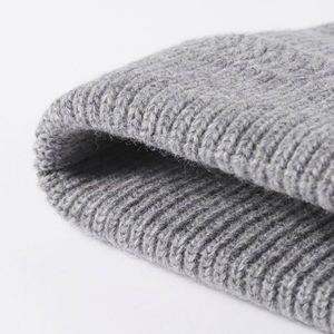 Bonnet tricoté épais pour femme, protection auditive, idéal pour l'automne et l'hiver, style décontracté et extérieur - Product Image 2