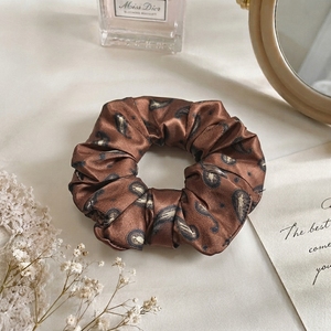 Scrunchie en satin de polyester élégant et léger pour femmes, attache pour cheveux de couleur unie, de haute qualité, pour un usage quotidien pour femmes et filles - Product Image 5