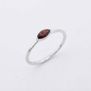 Anillo Solitario Clásico Rhaya Jewels de Plata de Ley 925 con Baño de Rodio y Granate Corte Marquesa, Engaste de Garra, Delicado y Moderno para Mujer - Product Image 2