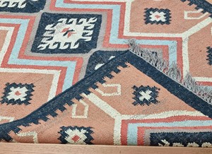 Tapis Kilim fait main à motif géométrique en laine et acrylique, rectangulaire, pour salon, avec envers en jute, tissage plat - Product Image 5