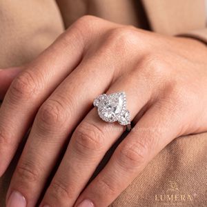 Bague de fiançailles en or blanc pour femme LUMERA, diamant taille poire, design halo, style classique, diamants naturels certifiés GIA - Product Image 5