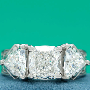 Bague de fiançailles de luxe en moissanite taille coussin à trois pierres, avec pierres latérales taille trilune, style diamant, bijoux hip-hop - Product Image 1