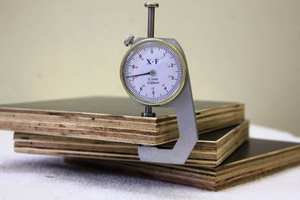 Contrachapado Recubierto de Film al por Mayor de Fábrica en Vietnam, 4x8, 12mm, 15mm, 18mm, 7/9/11 Capas para Encofrados de Hormigón y Construcción - Product Image 5