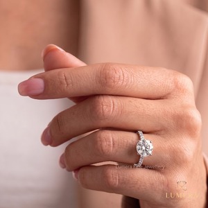 Bague élégante en diamant de laboratoire taille ronde brillante certifiée IGI, sertie de micro-pavés à quatre griffes, minimaliste et étincelante - Product Image 1