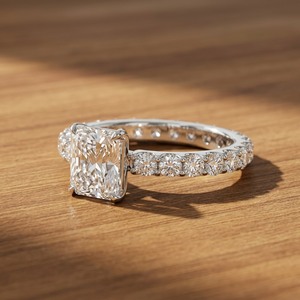 Anillo de Compromiso Popular con Diamante Cultivado en Laboratorio de Corte Radiante de 2.5CT VVS, Anillo de Boda de Diamante Hecho en Laboratorio en Oro Amarillo de 14K - Product Image 1