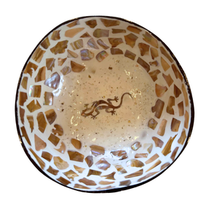 Tazón de Coco Lacado con Encanto Costero - Mosaico de Conchas Marinas - Decoración Artesanal para Casa de Playa - Product Image 2