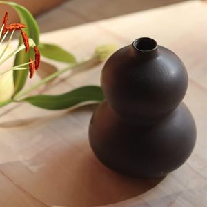 Vase de table en céramique noire émaillée mate, fait main, moderne et minimaliste, pour la décoration de la maison et des mariages, étanche - Product Image 3