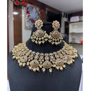 Ensemble collier et boucles d'oreilles plaqué or de qualité supérieure, orné de pierres Kundan, pour mariage, collection de bijoux de mariée pour femmes - Product Image 1
