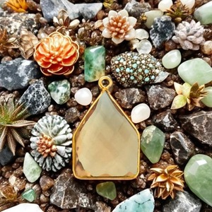Pendentif Morganite en forme de cerf-volant, plaqué or, pierre précieuse facettée, breloque faite à la main, collier serti, cadeau de bijoux pour elle - Product Image 1