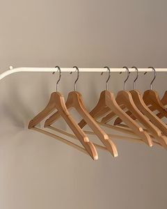 Cintres en bois faits à la main pour vêtements, faible MOQ, produit phare - Product Image 5