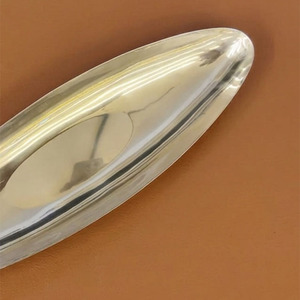 Ce plateau élégant en forme de bateau, argenté, présente une finition très polie et des extrémités pointues, idéal pour servir des aliments et décorer. - Product Image 2