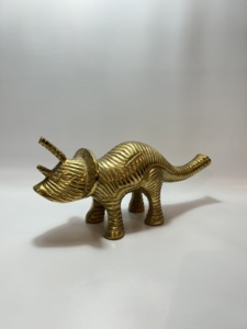 Figurine de dinosaure Triceratops en métal aluminium, statue décorative d'animal, ornement moderne doré pour table, bureau, maison ou bureau - Product Image 2