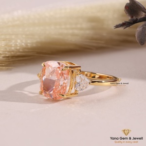 แหวนทองคำแท้ 14K น้ำหนัก 4.00 กะรัต ดีไซน์ทรงคุชชั่นสุดพิเศษ ประดับเพชร VS2 ความใสระดับ VS2 สีชมพูสดใส ผลิตด้วยเทคนิค CVD ได้รับการรับรองจาก IGI - Product Image 2