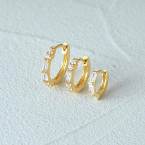 Pendientes de Aro Huggie de Plata de Ley 925 con Circonitas Baguette, Juego de Aros Apilables Minimalistas Dorados - Product Image 3