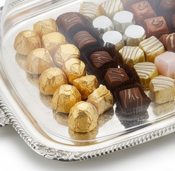 ถาดเสิร์ฟอะลูมิเนียมสีเงินงานฝีมือจากอินเดีย ยี่ห้อ Elegant Acme Metal  ขอบสลักลายดอกไม้  ผิวขัดเงา สำหรับใช้ในบ้าน - Product Image 5