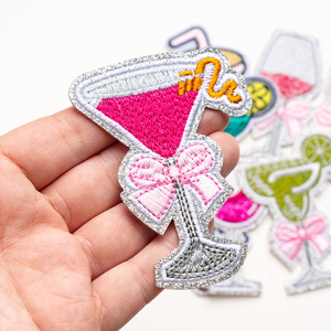 Patch thermocollant brodé en forme de verre à cocktail - Product Image 5