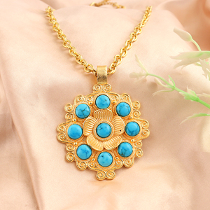 Collar con colgante de turquesa natural victoriana hecho a mano, chapado en oro de 18k, medallón floral ornamentado, cadena con dije de piedra preciosa vintage. - Product Image 5